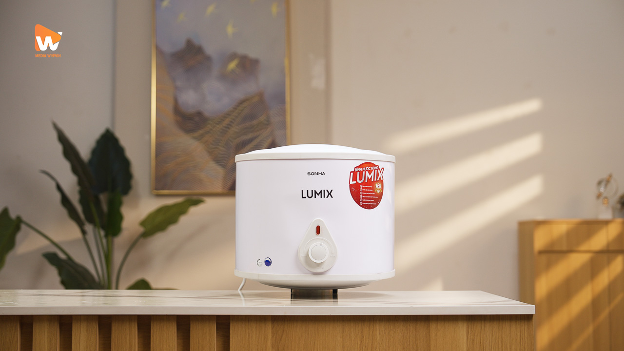 Bình nước nóng Lumix Sơn Hà đặt trong không gian nội thất, sản phẩm nhà máy Bắc Ninh